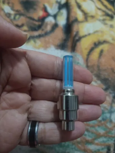 Tampa de bico válvula com luz de led para moto e bicicleta funcionando perfeitamente