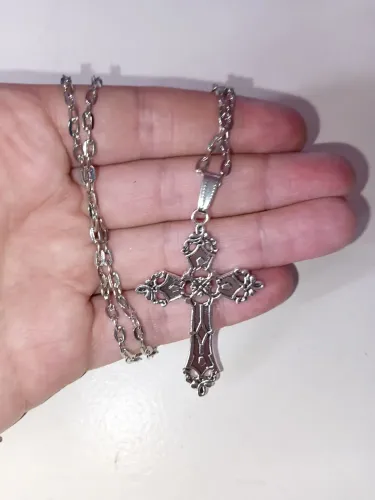 Crucifixo pingente grande estilo Romântico. NOVO. Aço com banho de ródio. 60 cm e 4 mm.