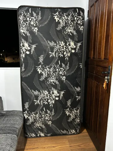 Vende-se essa cama, 100 reais