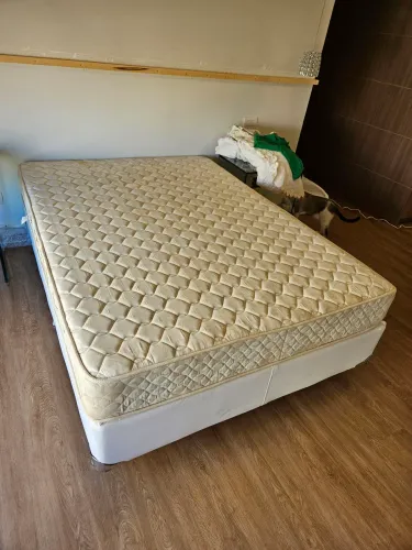 Vendo colchão de mola casal castor e box de courino branco