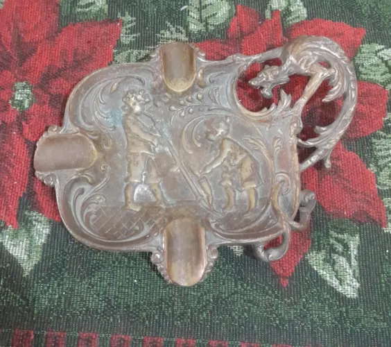 Antigo cinzeiro de bronze