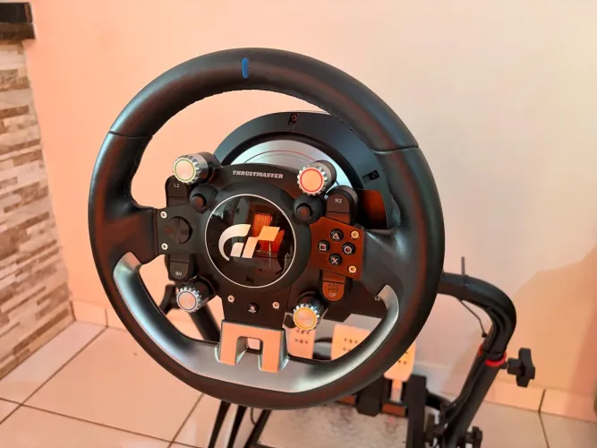Volante Thrustmaster TGT2 com pedal Tlcm