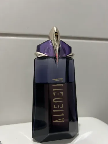 Alien eau de perfume âmbar amadeirado floral