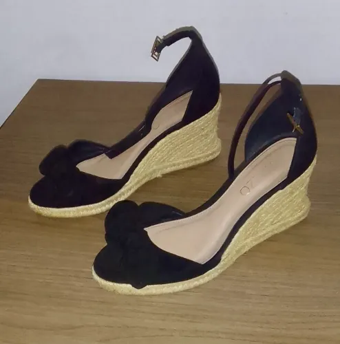 sandália anabela arezzo preta 34. salto 7,5 cm.