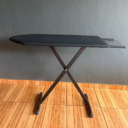 Mesa de passar roupa semi-nova