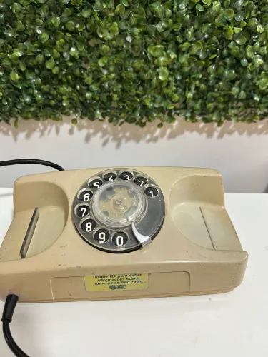 Este é um telefone antigo modelo Starlite, conhecido como "tijolinho"