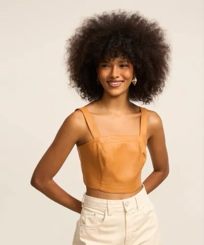 Blusa Cropped Sem Manga Em Material Sintético Com Lastex Caramelo
