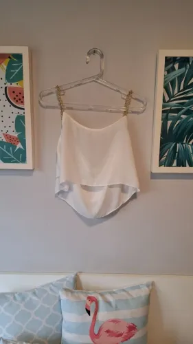 cropped branco soltinho com alças douradas