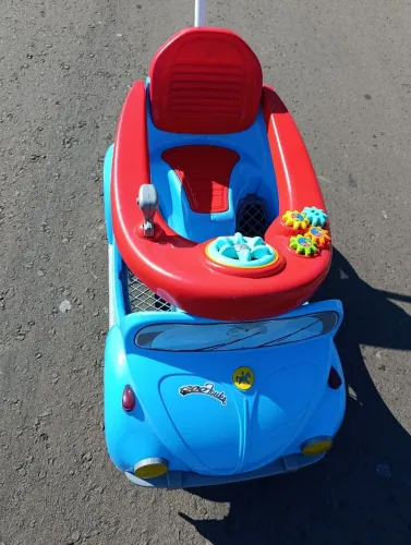 Fusca infantil de empurrar e pedalar 