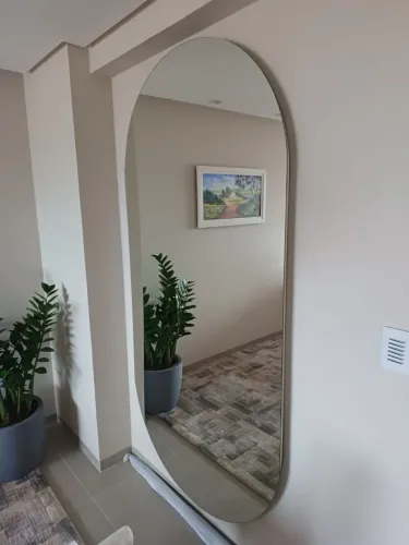 Box para banheiro, espelhos, gabinete para pias, portas sobre trilhos, janelas, varandas.