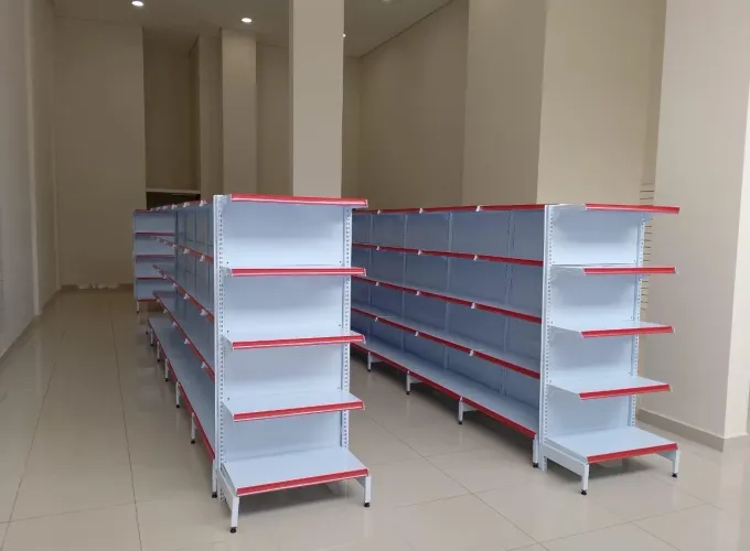 Prateleiras para loja de limpeza