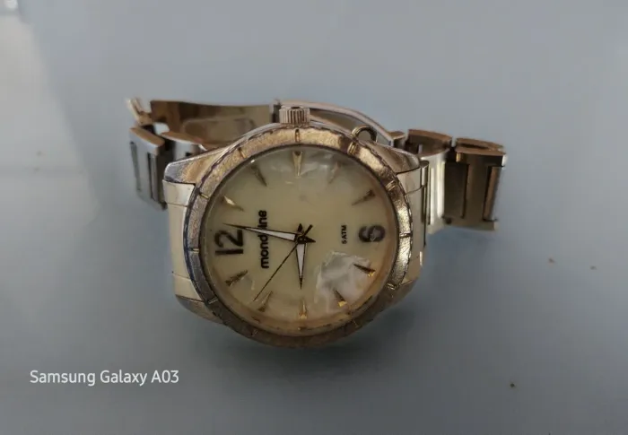 Relógio Feminino Mondaine Dourado com Pulseira de Aço Inox (Modelo 78186L).