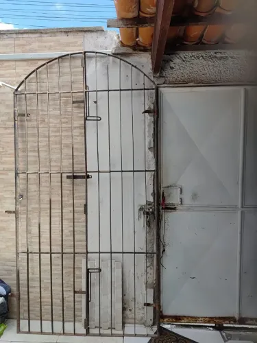 Porta massaranduba 1,00 mt largura com fechadura com grade de proteção. <br>$350,00