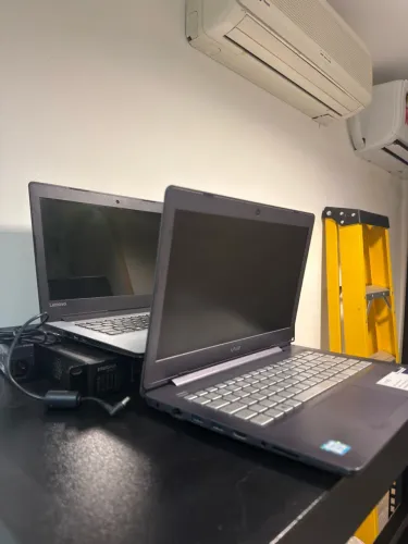 Dois notebooks funcionando normalmente