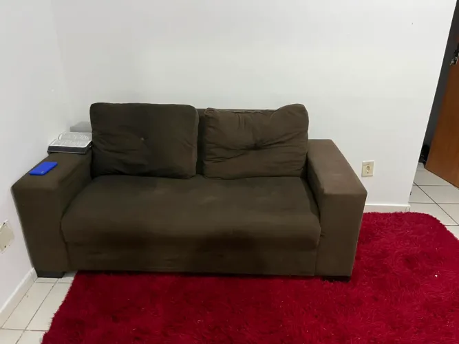 Sofá básico ideal pra enfeitar sua sala de estar