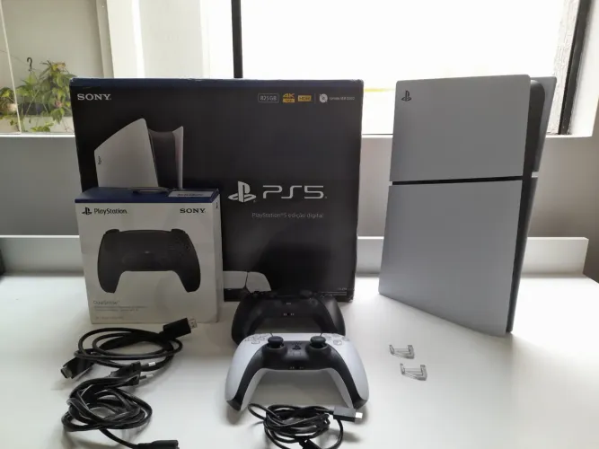 Playstation 5 825gb com 2 controles