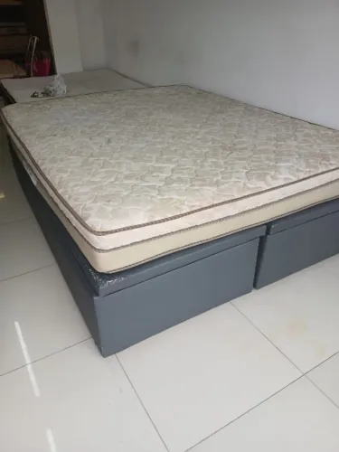 Linda cama boxbaú e colchão de molas ensaacadas ( $$ 900 ) *