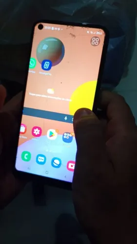 Celular Samsung A11 alguns trincos nas bordas
