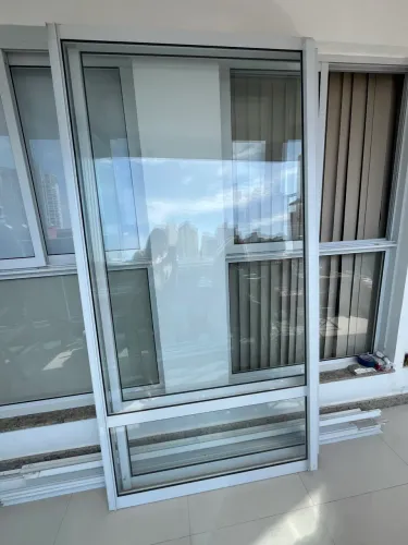 Porta de correr de vidro e alumínio - 2 folhas com 2,12 x 1,09 m cada