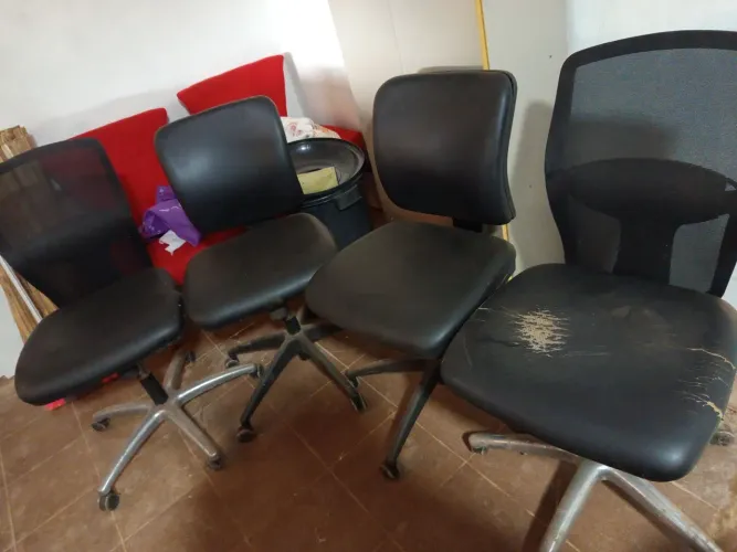 Cadeiras de escritório com alguns defeitos, excelente pra reforma e revenda . 