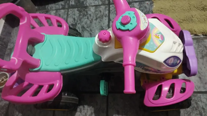 QUADRICICLO INFANTIL E PEDAL COM EMPURRADOR MARAL