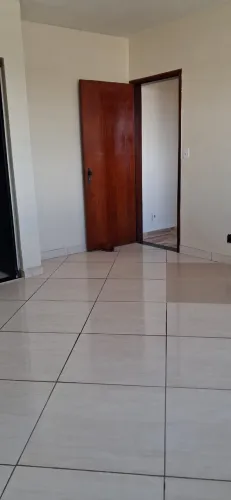 Alugo casa grande com 4 quartos, 2 salas, cozinha 3banheiros área de lazer e serviço .