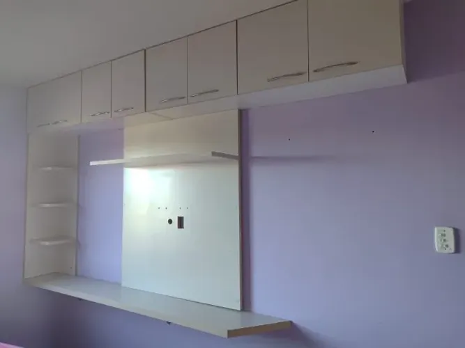 Painel planejado com armários superiores e bancada - ótimo estado