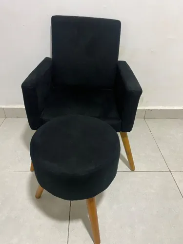 Poltrona elegante decorativa preta com puff 