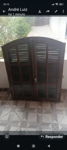 Janela de madeira estilo colonial