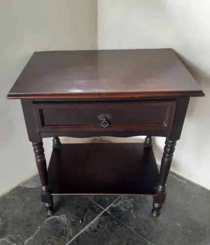 Mesa de cabeceira estilo LUIZ XV.