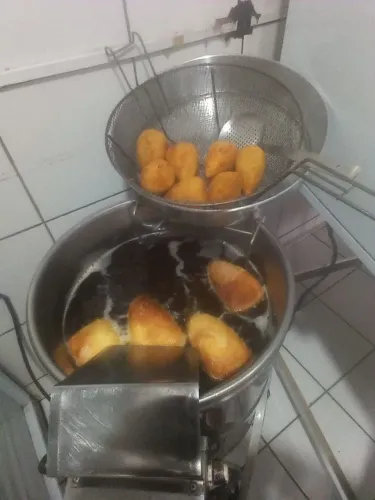 Vendo fritadeira/ Óleo e água
