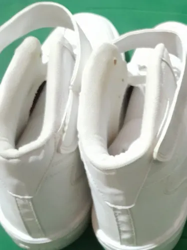 UM PAR DE BOTAS NUMERO 42