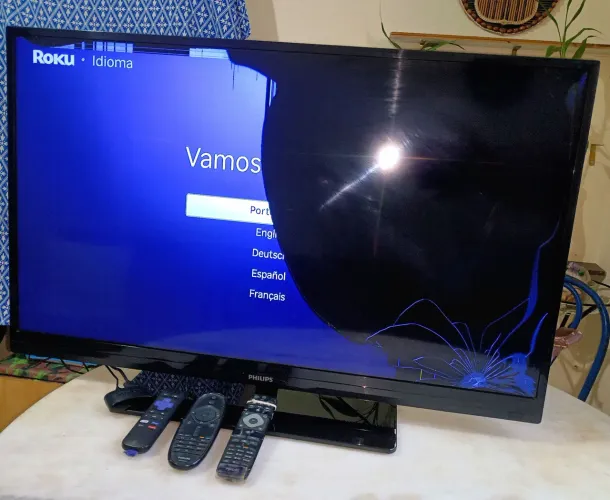 TV c/ tela quebrada + Roku usado funcionando