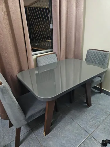 Mesa de jantar 4 lugares com cinza -usado
