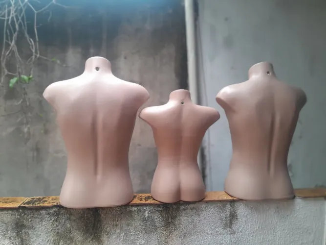 MANEQUINS UMA MULHER E DOIS HOMENS