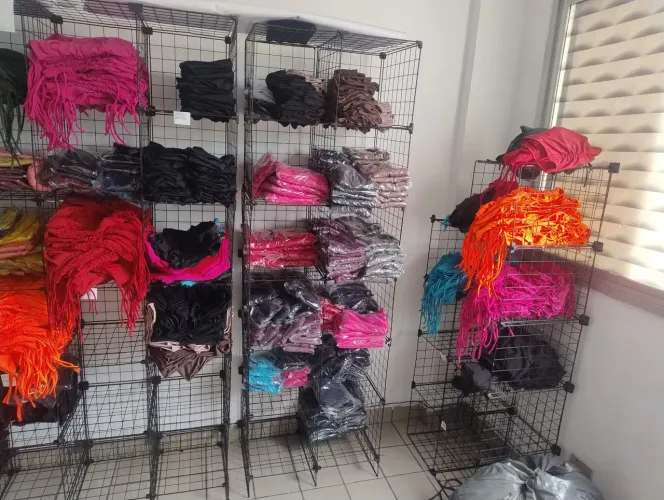 Vendo prateleiras de roupas aramado