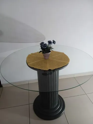Mesa Com Base de Ardósia e Tampo de Vidro