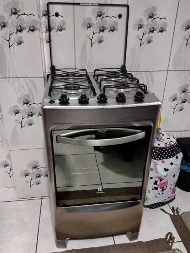 Vendo fogão 4 bocas Eletrolux o automático dele não funciona,precisa de esqueiro ou acende