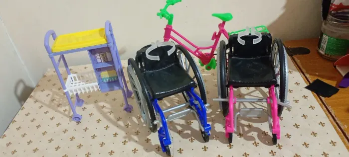 Cadeira ,bicicleta Barbie e Ken