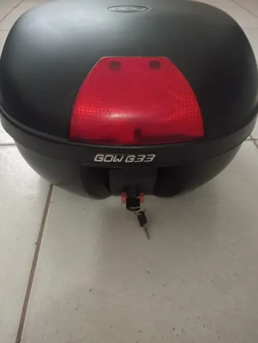 Baú de moto semi novo com chave 