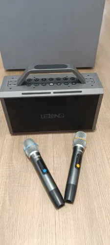 Caixa de som com 2 microfones
