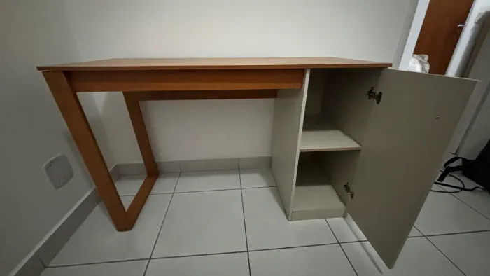 Escrivaninha com armário