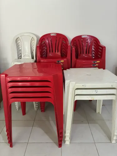 Balcão, prateleira e conjunto de mesas e cadeiras. 