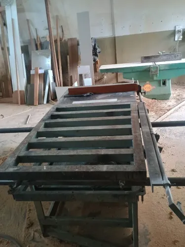 Serra Esquadrejadeira de Bancada (com mesa móvel)