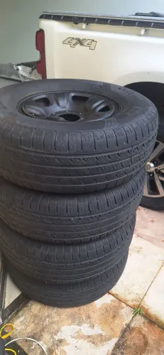 Vendo 4 pneus com aros pra s10 ou Hilux 