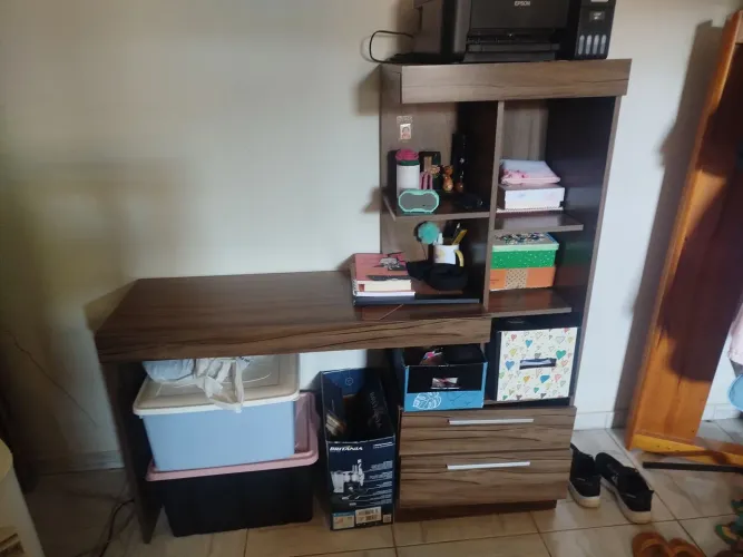 Mesa escrivaninha com nichos