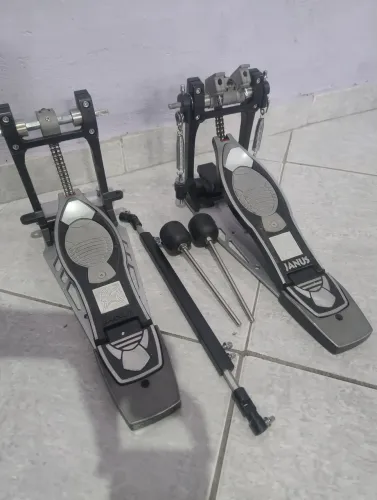 Pratos b20 e um pedal duplo Janus