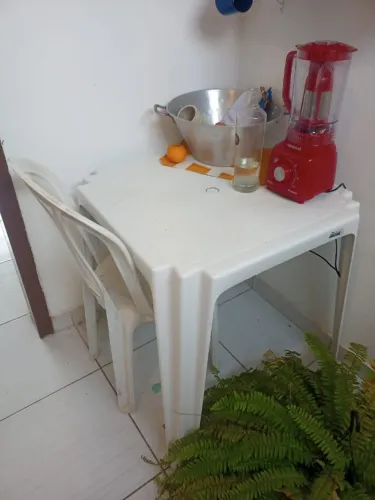 mesa de plastico 70x70x70 com cadeira