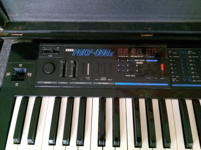 KORG POLY-800 II sintetizador