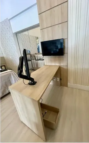 MÓVEIS PLANEJADOS DE SHOWROOM - MESA DE ESTUDOS